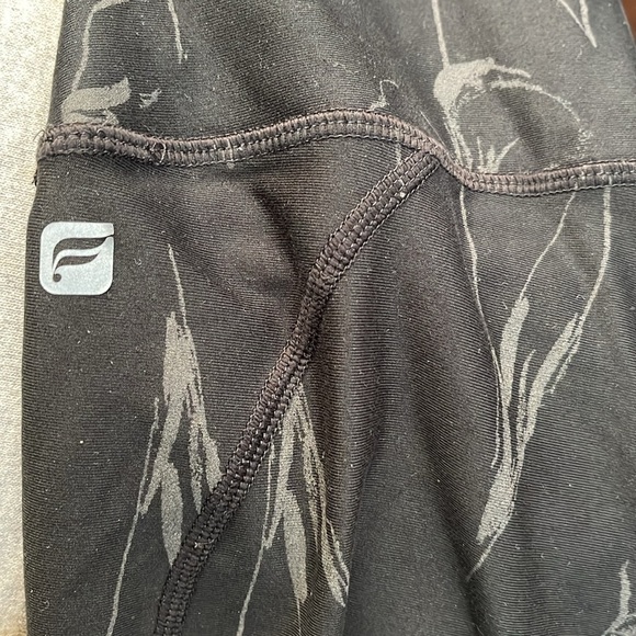 Fabletics High Waisted Black Floral Print Leggings - Picture 3 of 3
